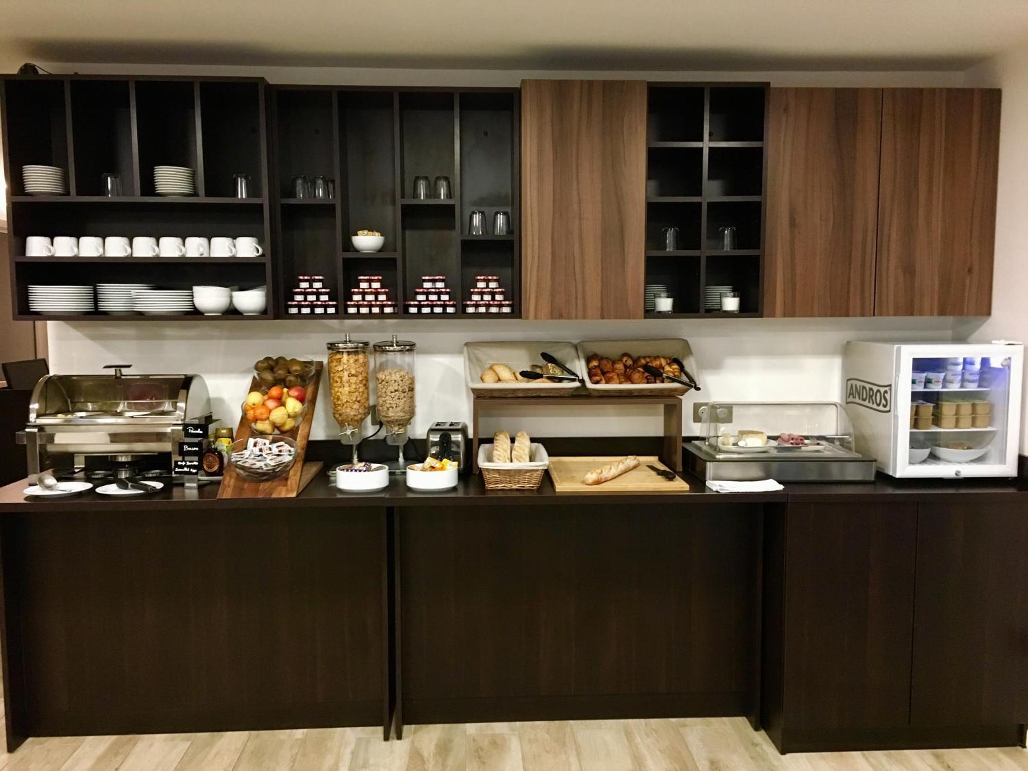 Brit Hotel Martigues Nord Екстериор снимка
