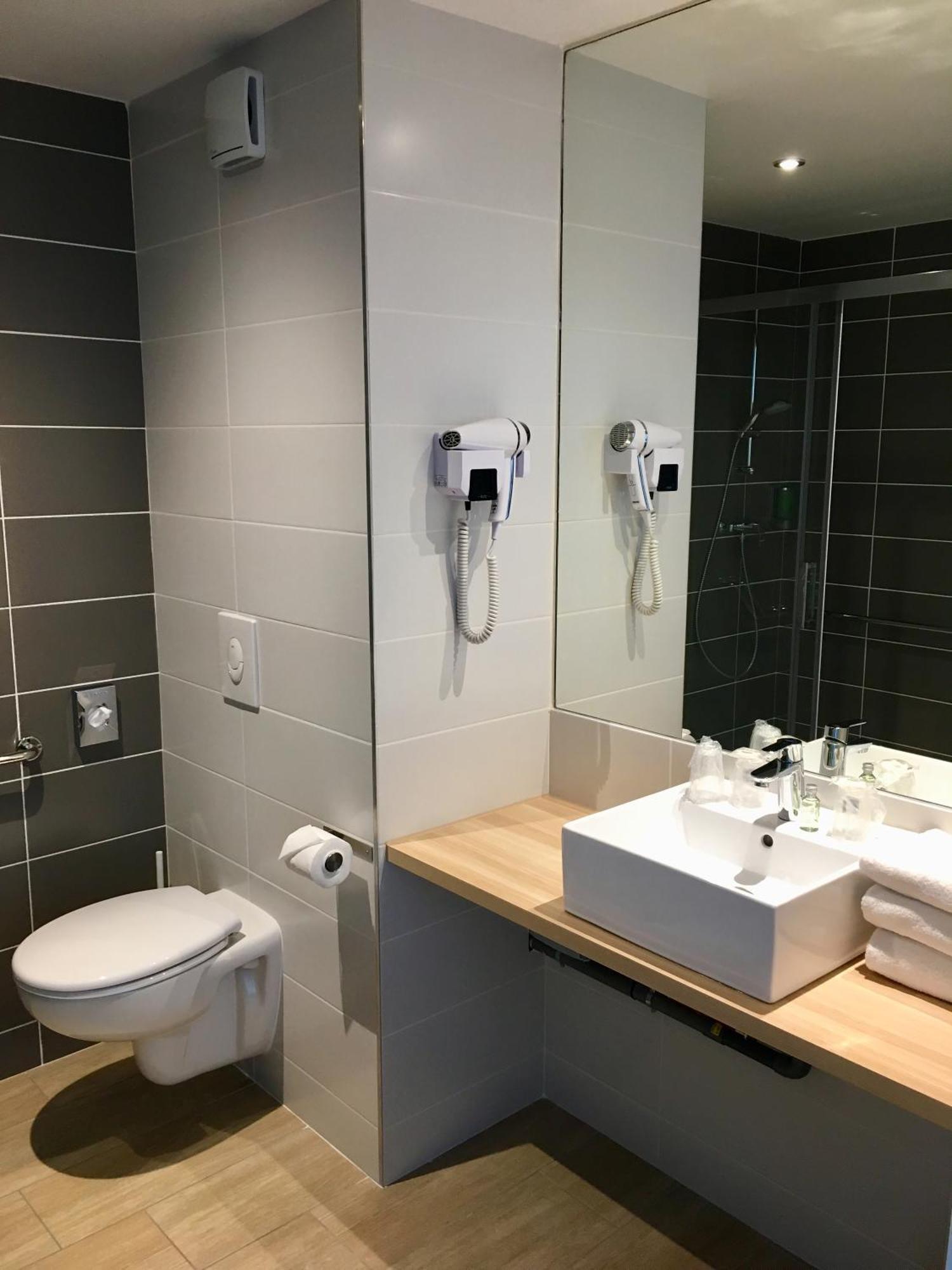 Brit Hotel Martigues Nord Екстериор снимка